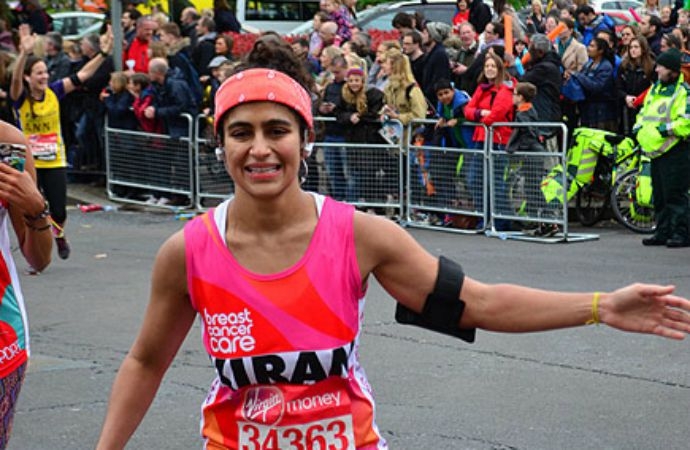 Mujer corre la maratón de Londres sin tampón y deja un mensaje con sangre 