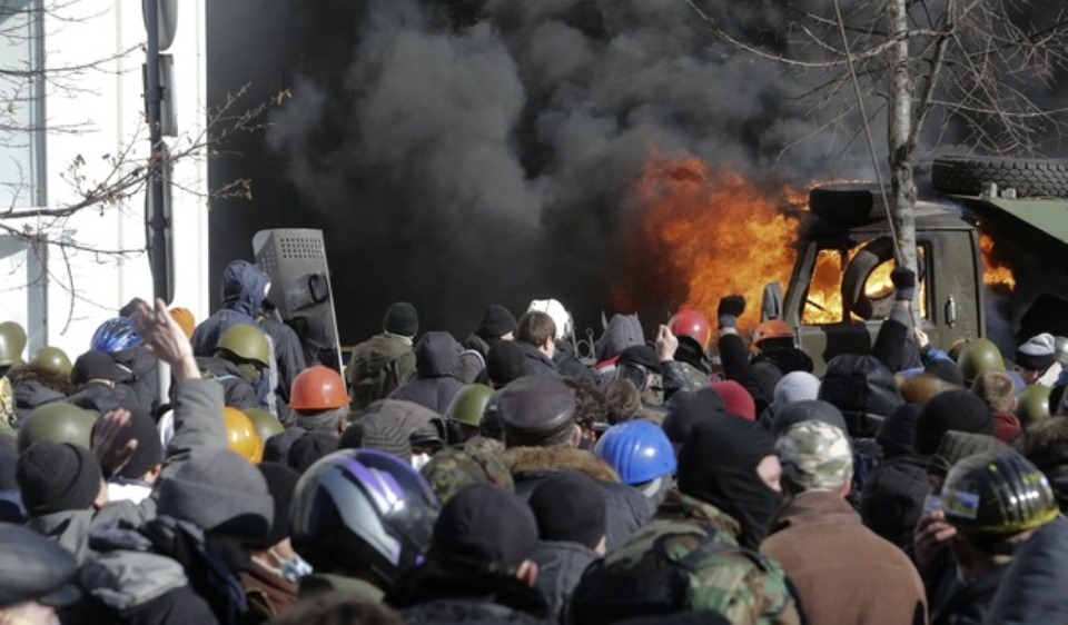 (FOTOS) Kiev: ucranianos intentan tomar plaza de la Independencia y se enfrentan con la policía